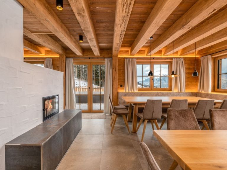 gemütliche Stube mit 2 Tischen und Kaminofen