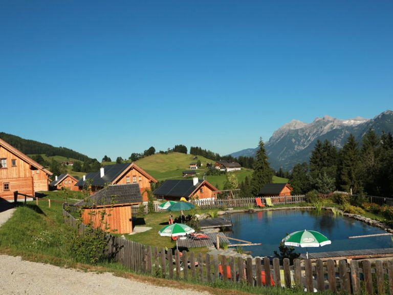 sommer-huettendorf-dachsteinblick.jpg
