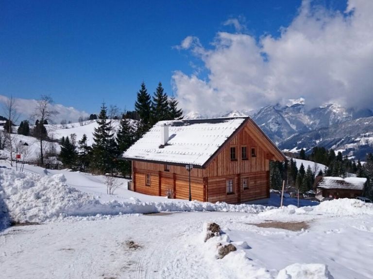 Hütte mit Ausblick im Winter