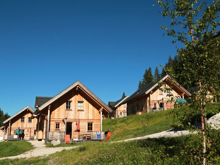Hütte von außen im Sommer