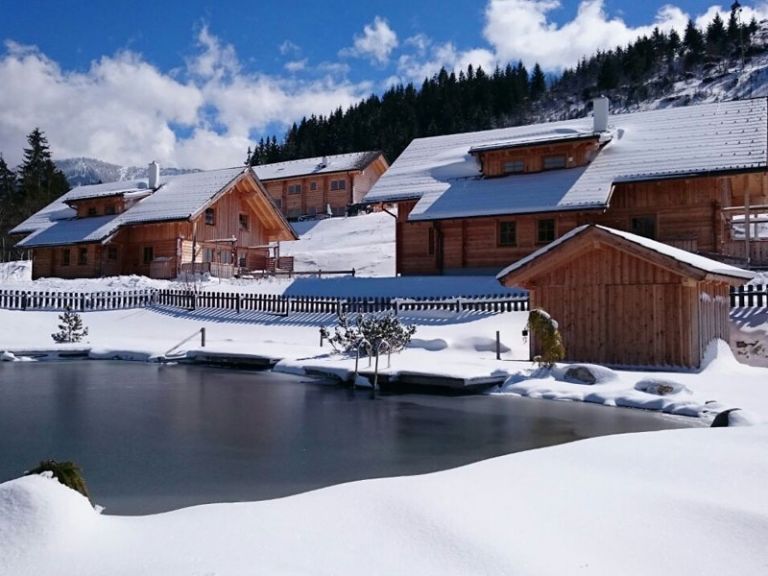 Hütten und Badesee im Winter