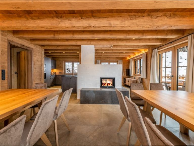 große Stube mit Kaminofen und Fernsehecke