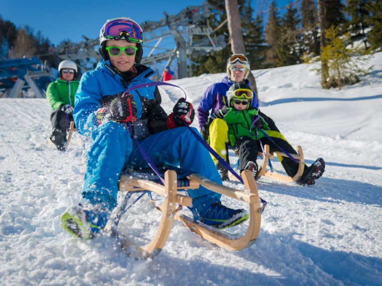 Kinder rodeln