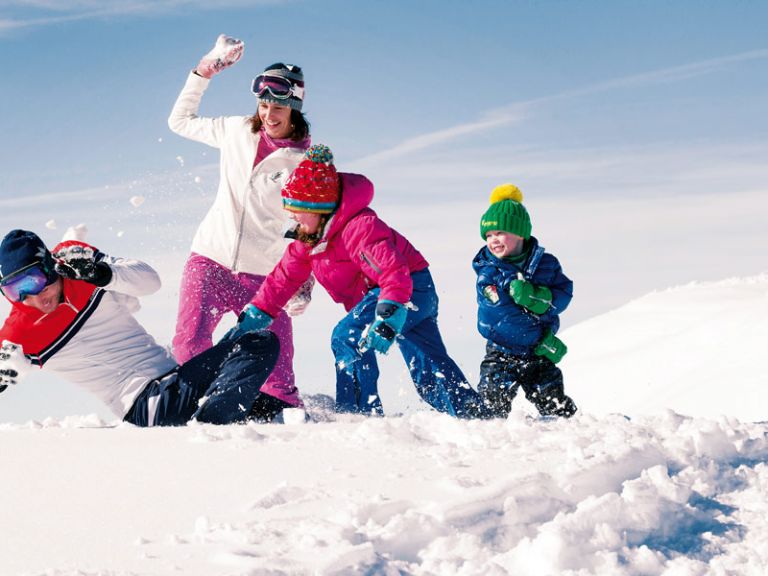 Familie hat Spaß im Schnee