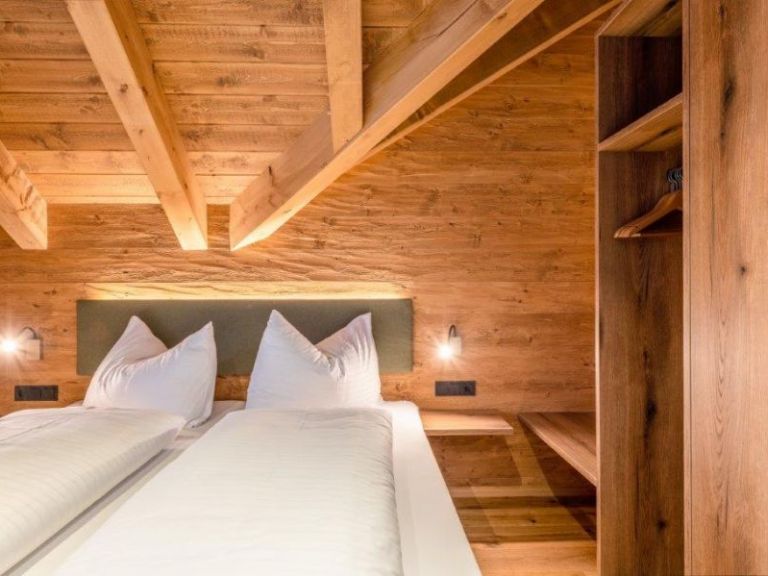 Holz, Leinen, Glas, Stein