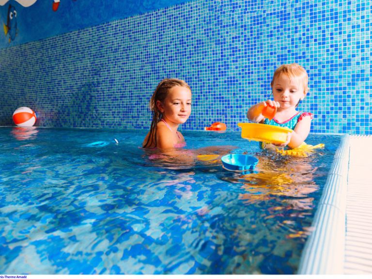 Zwei Kinder spielen im Wasser