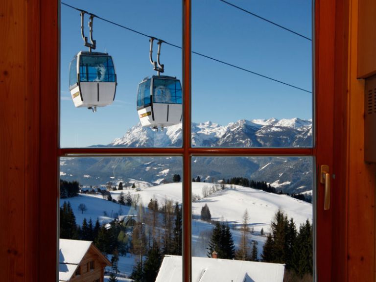 Beim Fenster fahren Zwei Skilifte vorbei